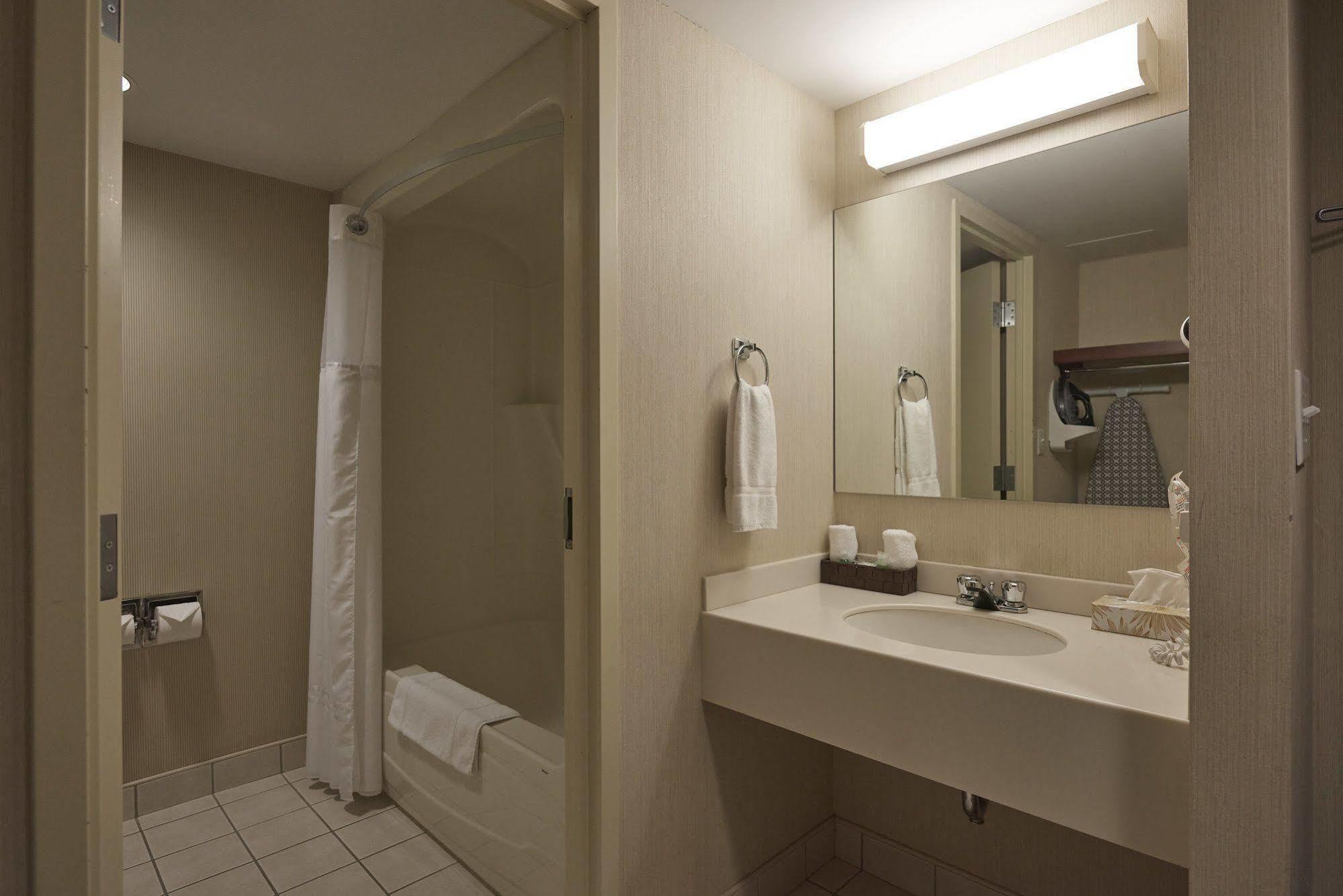 Capital Hotel St. John's Ngoại thất bức ảnh